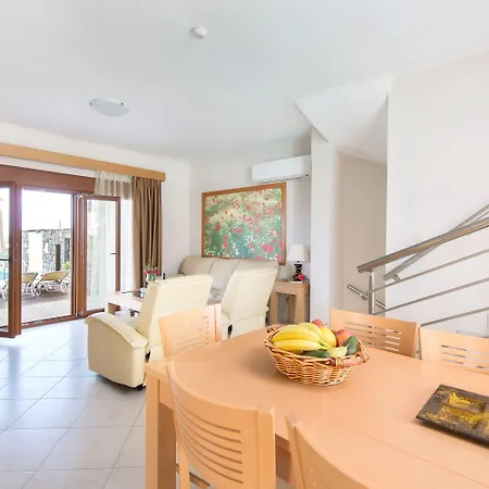 Horizon Line Villa *