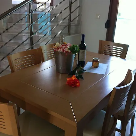 Villa Horizon Line